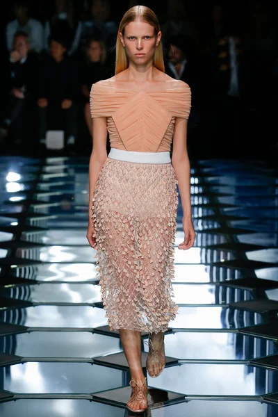 Look 15